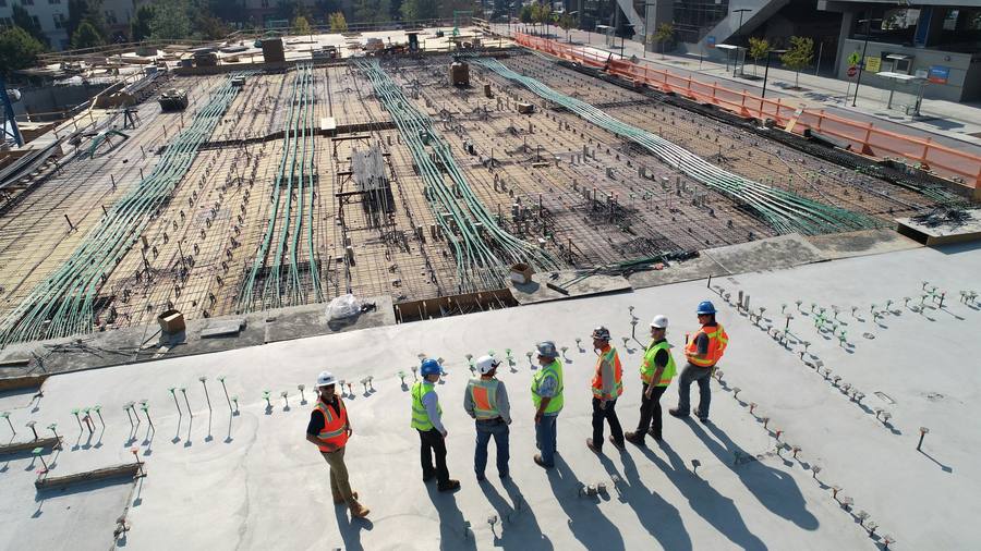 Equipo de operarios en una obra de construcción