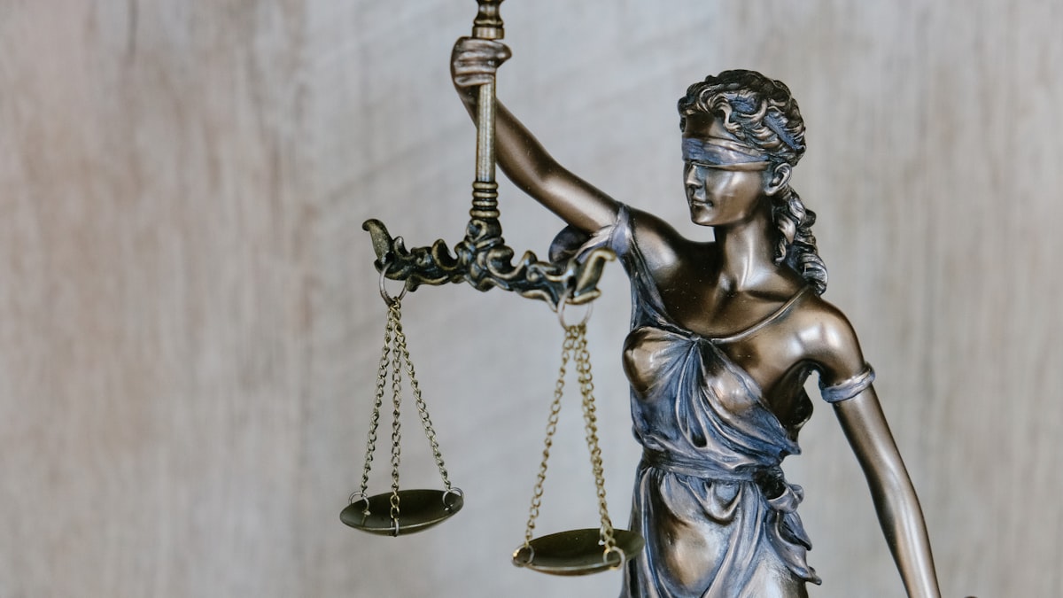 Balanza de la justicia y mazo sobre libros de derecho