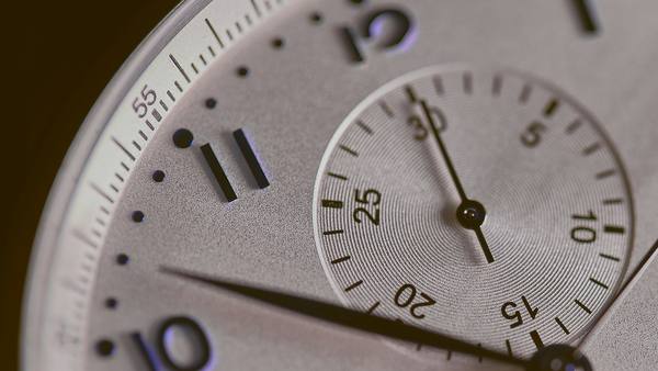 Reloj clásico marcando el paso del tiempo tras el fin del plazo de la Renta 2025